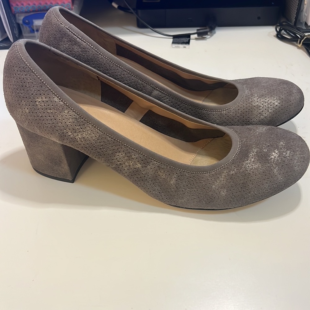 Classic Vaneli grey suede comfort pumps, size 9.5 medium, NWOB